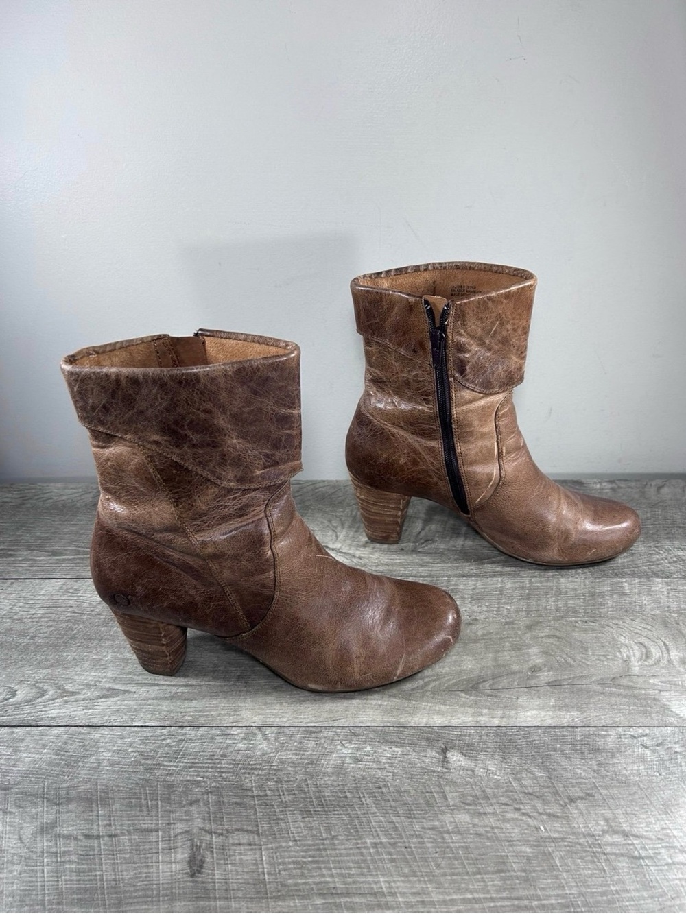 Born W12150 Women’s Distressed Leather Ankle Stacked Block Heel Boots Size 9